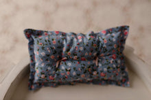 Load image into Gallery viewer, Sweet Blossom Pillow
