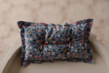 Load image into Gallery viewer, Pillows
